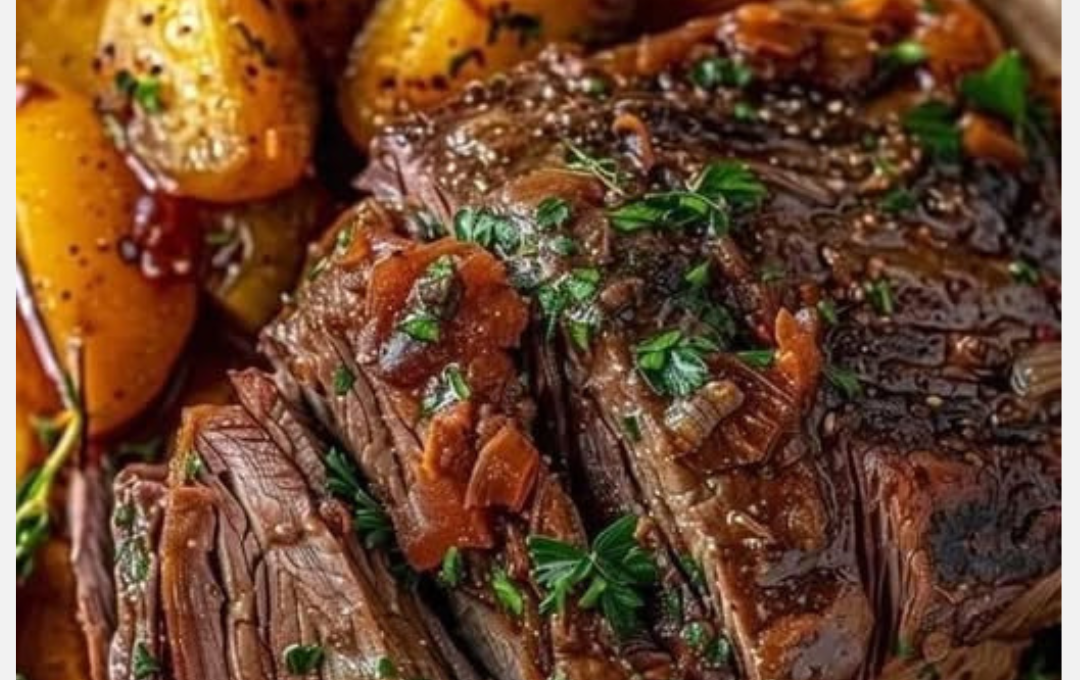 Carne Assada Com Batatinhas Ao Molho Que Fica Macia, Suculenta E Com Um Sabor De Restaurante