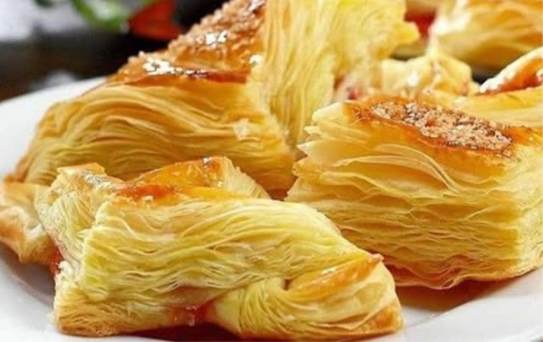 Essa massa cresce linda no forno | Fica cheia de camadas | Receita clássica de confeitaria | Crocante de verdade | Serve para doce e salgado | Resultado profissional | Vale cada dobra | Impressiona qualquer um | Base perfeita para várias receitas | Massa leve e aerada