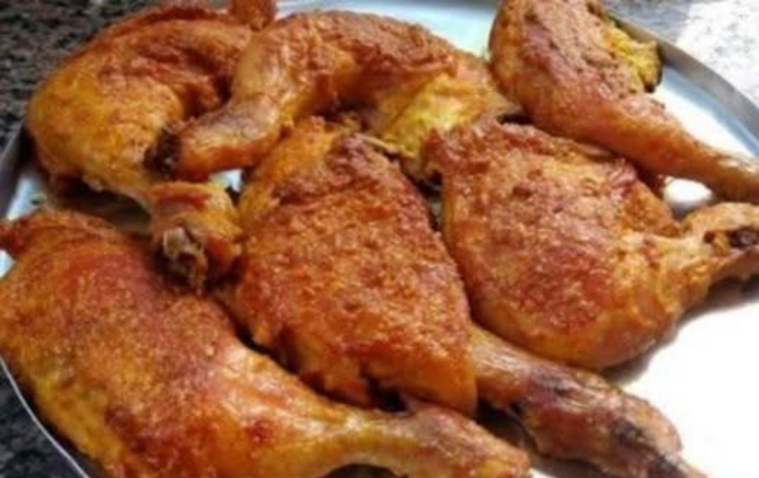Sobrecoxas De Frango Assadas Com Batatas Suculentas E Douradas Que Todo Mundo Elogia